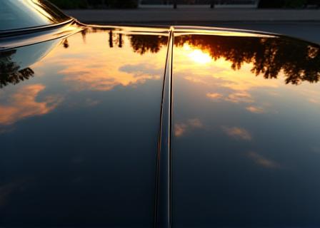 Riflesso carrozzeria auto dopo lavaggio